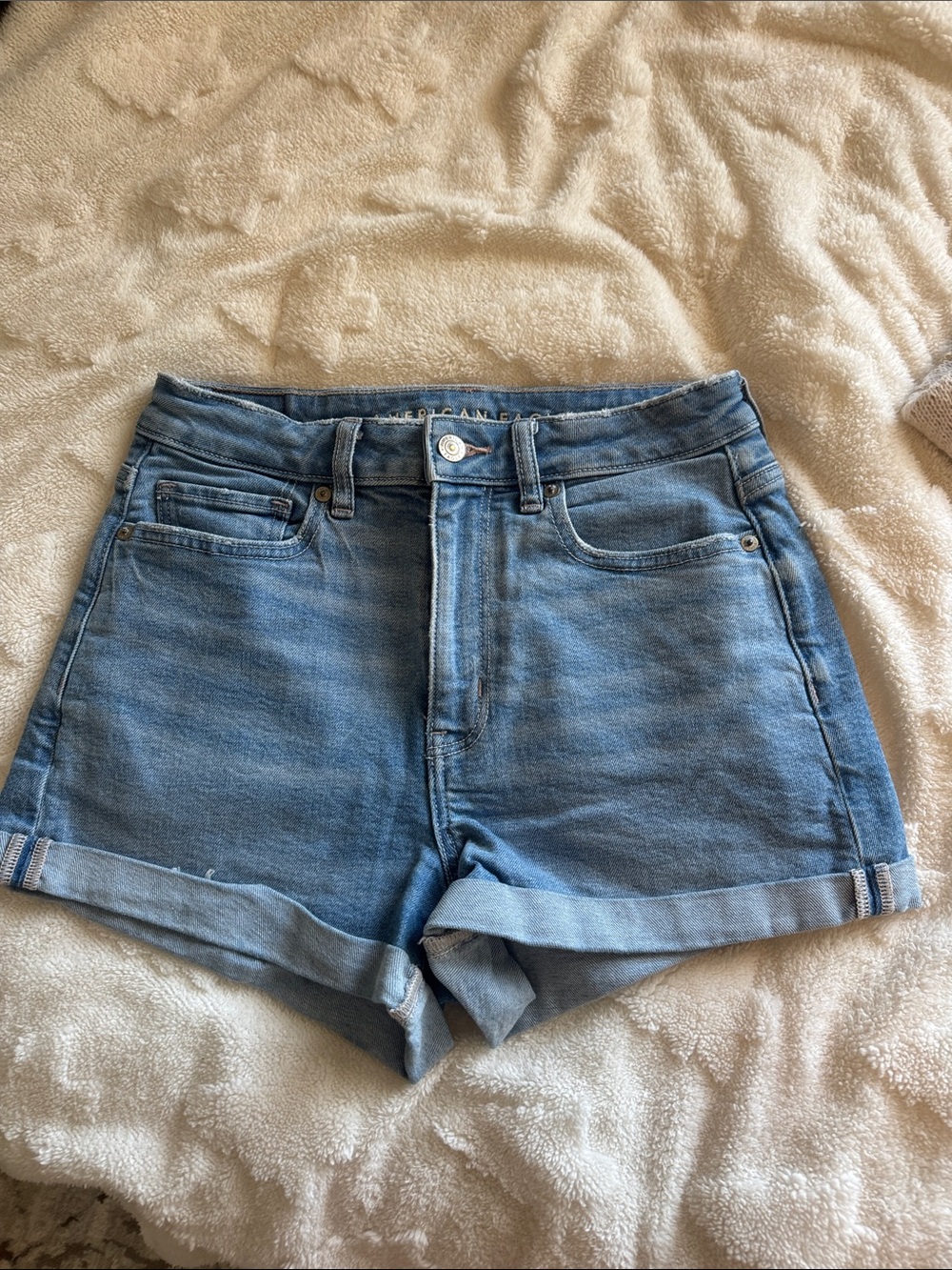 American Eagle Classic Light Blue Denim High-Rise Mom Shorts, size 4